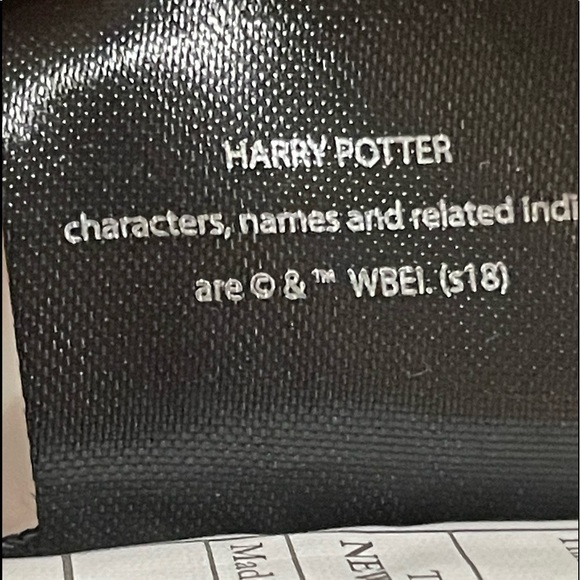 Kids Gryffindor Shirt with sparkly sleeves (18teens) - Picture 7 of 7